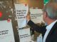 Jörg Baberowski beim Abreißen des Plakats "Stoppt rechte Angriffe auf kritische Studierende"